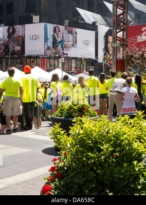 La folla Touring in Times Square NYC Foto Stock