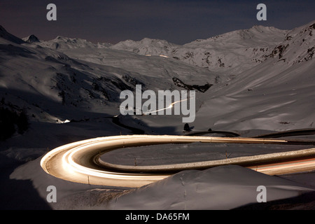 Julier, mountain pass, Pass, strada di notte, scuro, traffico, trasporti, Canton, GR, Grigioni, Grigioni, Svizzera, Europa Foto Stock