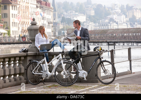 Giovane, bicicletta elettrica, flyer, eBike città, bicicletta, biciclette,  moto, in sella ad una bicicletta, città, Svizzera, Europa, b Foto stock -  Alamy