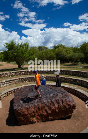 I turisti a Hoba Meteorite (più grande del mondo), vicino a Grootfontein, Regione di Otjozondjupa, Namibia, Africa Foto Stock