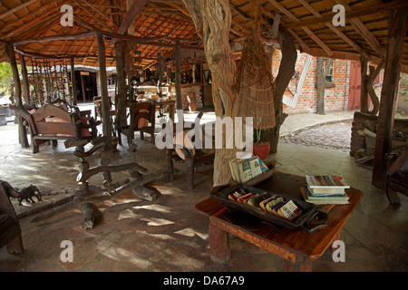 Il bar rustico del Roy's Rest Camp, vicino Grootfontein, Namibia, Africa Foto Stock