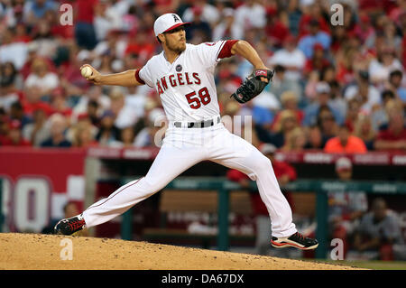 Anaheim, California, USA. 4 Luglio, 2013. Luglio 4, 2013 Anaheim, California: Los Angeles Angeli relief pitcher Michael Kohn (58) passi durante il Major League Baseball gioco tra il St. Louis Cardinals e il Los Angeles Angeli a Angel Stadium il 4 luglio 2013 ad Anaheim, in California. Rob Carmell/CSM/Alamy Live News Foto Stock