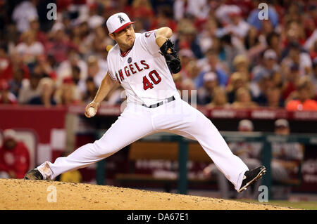 Anaheim, California, USA. 4 Luglio, 2013. Luglio 4, 2013 Anaheim, California: Los Angeles Angeli relief pitcher Kevin Jepsen (40) passi durante il Major League Baseball gioco tra il St. Louis Cardinals e il Los Angeles Angeli a Angel Stadium il 4 luglio 2013 ad Anaheim, in California. Rob Carmell/CSM/Alamy Live News Foto Stock