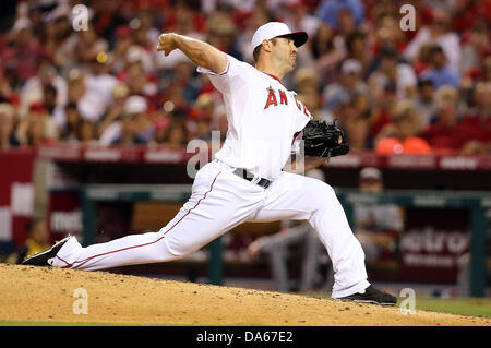 Anaheim, California, USA. 4 Luglio, 2013. Luglio 4, 2013 Anaheim, California: Los Angeles Angeli relief pitcher Kevin Jepsen (40) passi durante il Major League Baseball gioco tra il St. Louis Cardinals e il Los Angeles Angeli a Angel Stadium il 4 luglio 2013 ad Anaheim, in California. Rob Carmell/CSM/Alamy Live News Foto Stock