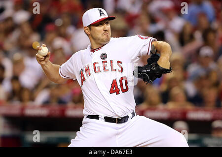 Anaheim, California, USA. 4 Luglio, 2013. Luglio 4, 2013 Anaheim, California: Los Angeles Angeli relief pitcher Kevin Jepsen (40) passi durante il Major League Baseball gioco tra il St. Louis Cardinals e il Los Angeles Angeli a Angel Stadium il 4 luglio 2013 ad Anaheim, in California. Rob Carmell/CSM/Alamy Live News Foto Stock