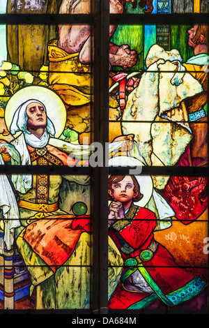 La parte di finestra di vetro colorato da Alphonse Mucha nella cattedrale di San Vito, Praga rappresenta un buon re Venceslao come ragazzo e di santa Ludmilla. Foto Stock