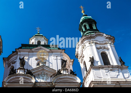 La facciata barocca della chiesa di St Nicholas nella Piazza della Città Vecchia di Praga Foto Stock