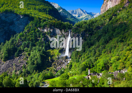 Foroglio, Svizzera, Europa, del cantone Ticino, Val Bavona, villaggio, cascata, legno, foresta, Foto Stock