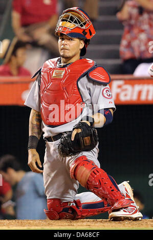 Anaheim, California, USA. 4 Luglio, 2013. Luglio 4, 2013 Anaheim, California: St. Louis Cardinals catcher Yadier Molina (4) durante il Major League Baseball gioco tra il St. Louis Cardinals e il Los Angeles Angeli a Angel Stadium il 4 luglio 2013 ad Anaheim, in California. Rob Carmell/CSM/Alamy Live News Foto Stock