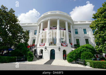 Washington DC, Stati Uniti d'America. 04 Luglio, 2013. La South Lawn della Casa Bianca è preparata per un barbecue ospitato dal presidente degli Stati Uniti Barack Obama e la first lady Michelle Obama per eroi militari e delle loro famiglie in commemorazione del giorno di indipendenza, Giovedì, 4 luglio 2013. Credito: Ron Sachs / Pool via CNP Credito: dpa picture alliance/Alamy Live News Foto Stock