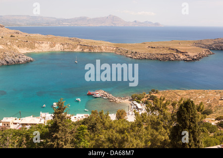 Vista di Lindos Bay dall'Acropoli di Lindos Rhodes, Grecia Foto Stock