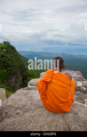 Monaco novizio seduto sulla scogliera a Bokor Mountain - Provincia di Kampot, Cambogia Foto Stock