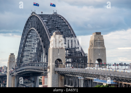 L'iconica Sydney Harbour Bridge che si estende dal centro cittadino di Sydney Nord. Foto Stock