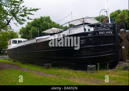 Bacino di carenaggio bar chiatta convertito in Leeds West Yorkshire England Regno Unito Foto Stock