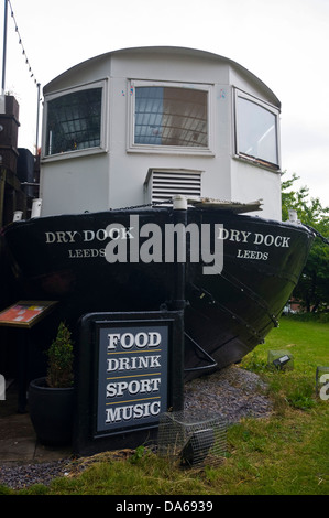 Bacino di carenaggio bar chiatta convertito in Leeds West Yorkshire England Regno Unito Foto Stock