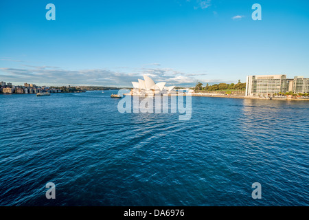 Traghetti passano il maestoso Sydney Opera House di Sydney Harbour. Foto Stock