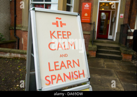 Mantenere la calma e a imparare Spagnolo segno al di fuori della Spagna centro culturale a Leeds West Yorkshire England Regno Unito Foto Stock