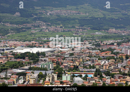 Vista aerea di una popolosa città con molte case e negozio Foto Stock