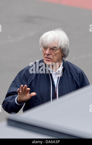 Nuerburg, Germania. 05 Luglio, 2013. British Formula One Boss Bernie Ecclestone giunge il paddock a Nuerburgring race track, Nuerburg, Germania, 05 luglio 2013. Il Gran Premio di Formula Uno di Germania avrà luogo il 07 luglio 2013. Foto: David Ebener/dpa/Alamy Live News Foto Stock