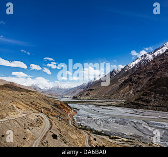 Paesaggio himalayano in Himalaya vicino Baralacha La pass. Himachal Pradesh, India Foto Stock