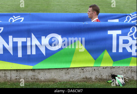 Arco, Italia. 04 Luglio, 2013. Monaco di Baviera è il portiere Manuel Neuer lascia il passo giù per le scale presso il campo di addestramento del FC Bayern Monaco di Baviera in Arco, Italia, 04 luglio 2013. Il team si sta preparando per la prossima stagione al training camp in Arco dal 04 fino al 12 luglio 2013. Foto: Karl-Josef Hildenbrand/dpa/Alamy Live News Foto Stock