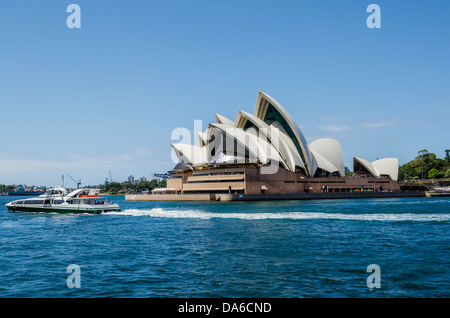 Traghetti passano dalla maestosa Opera House di Sydney. Foto Stock