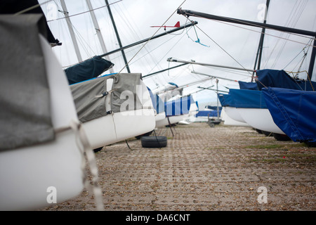 Yachts contemplati nel telone sul disco in piedi a Whitstable Yacht Club, Kent, England, Regno Unito Foto Stock