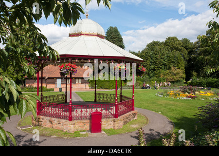 Victoria Park bandstand a Newbury, Berkshire, Inghilterra, GB, UK, costruito negli anni trenta. Foto Stock