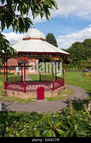 Victoria Park bandstand a Newbury, Berkshire, Inghilterra, GB, UK, costruito negli anni trenta. Foto Stock