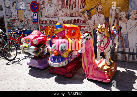 Bambini ride su gettone giocattoli Tarragona Catalogna Spagna Foto Stock