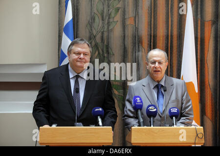 Nicosia, Cipro. 05 Luglio, 2013. Ministro degli esteri cipriota Ioannis Kasoulides incontro con il Vice Primo Ministro e Ministro degli Affari Esteri di Grecia, Evangelos Venizelos a Nicosia il 5 luglio 2013. Credito: Yiannis Kourtoglou/Alamy Live News Foto Stock