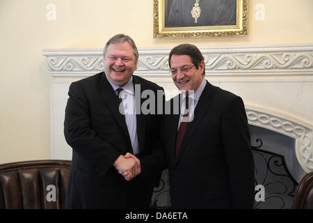 Nicosia, Cipro. 05 Luglio, 2013. Il Presidente cipriota Nicos Anastasiadis incontro con il Vice Primo Ministro e Ministro degli Affari Esteri di Grecia, Evangelos Venizelos a Nicosia il 5 luglio 2013. Credito: Yiannis Kourtoglou/Alamy Live News Foto Stock