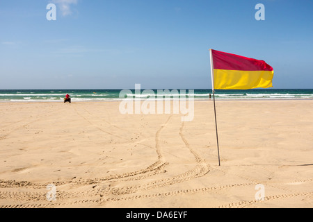 Il Royal National scialuppa di salvataggio istituzione bagnino di salvataggio e sicurezza bandiera della Cornovaglia Costa Nord, Cornwall, Regno Unito Foto Stock