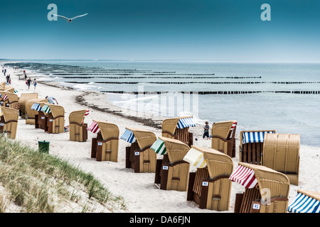 Coperto e sedie da spiaggia in vimini su una spiaggia sulla costa del Mar Baltico Foto Stock