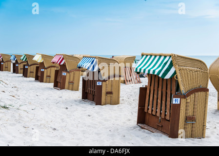 Coperto e sedie da spiaggia in vimini su un Mar Baltico beach Foto Stock