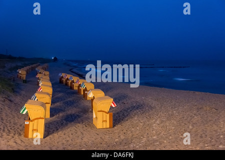 Coperto e sedie da spiaggia in vimini su una spiaggia sulla costa del Mar Baltico durante la notte Foto Stock