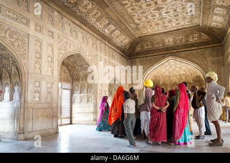 Un gruppo di visitatori indiano, gazebo in marmo di Khas Mahal, Fort rosso Foto Stock