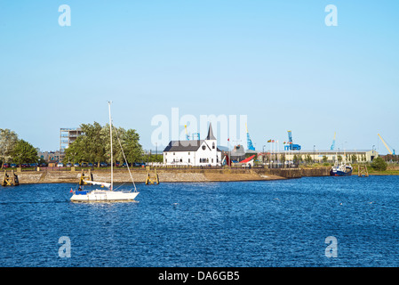 La Baia di Cardiff e la chiesa norvegese in una serata estiva nel South Wales UK Foto Stock