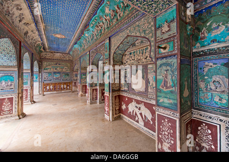 Pitture Murali o affreschi dipinto con colori naturali dal Bundikalam scuola di pittura, Chitrashala o padiglione della Foto Stock