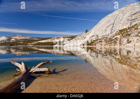 Rocce di granito si riflette nel Lago Tenaya Foto Stock