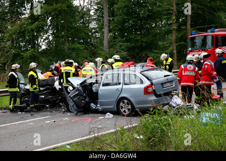 Gli operatori di soccorso dei Vigili del fuoco e la Croce Rossa tedesca in azione in un incidente di traffico sulla strada federale 327 Foto Stock