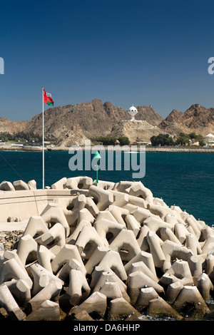 Oman, Muscat incensiere monumento sulla riva dal porto Foto Stock