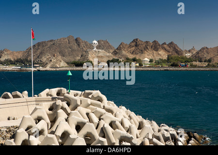 Oman, Muscat incensiere monumento sulla riva dal porto Foto Stock