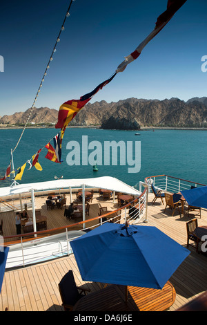 Oman, Muscat Sultan Qaboos port, shore da poppa di MV Minerva Foto Stock