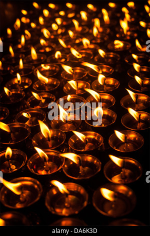 Candele accese in tibetano tempio buddista. Himachal Pradesh, India Foto Stock