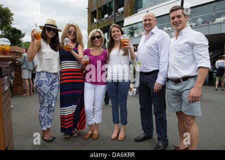04.07.2013. Il torneo di Wimbledon Tennis Championships 2013 tenutosi presso il All England Lawn Tennis e Croquet Club di Londra, Inghilterra, Regno Unito. Vista generale (GV). Ventole godendo Pimms prima dell'inizio del campo da tennis. Foto Stock