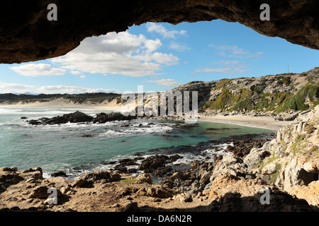 Vista dalla bocca di Klipgat Cave - un età della pietra cavernicola, Gansbaai, Provincia del Capo Occidentale, Sud Africa Foto Stock