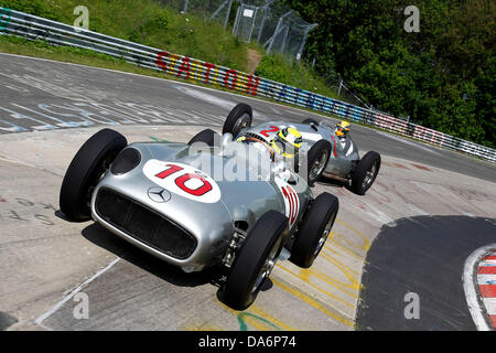 Nuebergring, Germania. Il 5 luglio 2013. Motorsports: FIA Formula One World Championship 2013, il Gran Premio di Germania, #9 Nico Rosberg (GER, Mercedes AMG Petronas F1 Team) e #10 Lewis Hamilton (GBR, Mercedes AMG Petronas F1 Team) la guida nel centro storico di frecce d'argento sul Nv rburgring Nordschleife Credito: dpa picture alliance/Alamy Live News Foto Stock