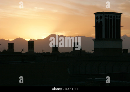 Badgirs (windtowers o vento catturatori) al tramonto, Yazd, Iran centrale Foto Stock