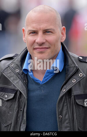 Nuerburg, Germania. 05 Luglio, 2013. Canadese ex driver di Formula Uno Jacques Villeneuve passeggiate attraverso il paddock a Nuerburgring race track, Nuerburg, Germania, 05 luglio 2013. Il Gran Premio di Formula Uno di Germania avrà luogo il 07 luglio 2013. Foto: David Ebener/dpa/Alamy Live News Foto Stock